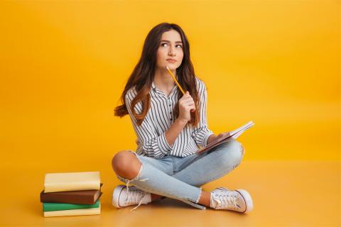 Jeune fille qui réfléchie