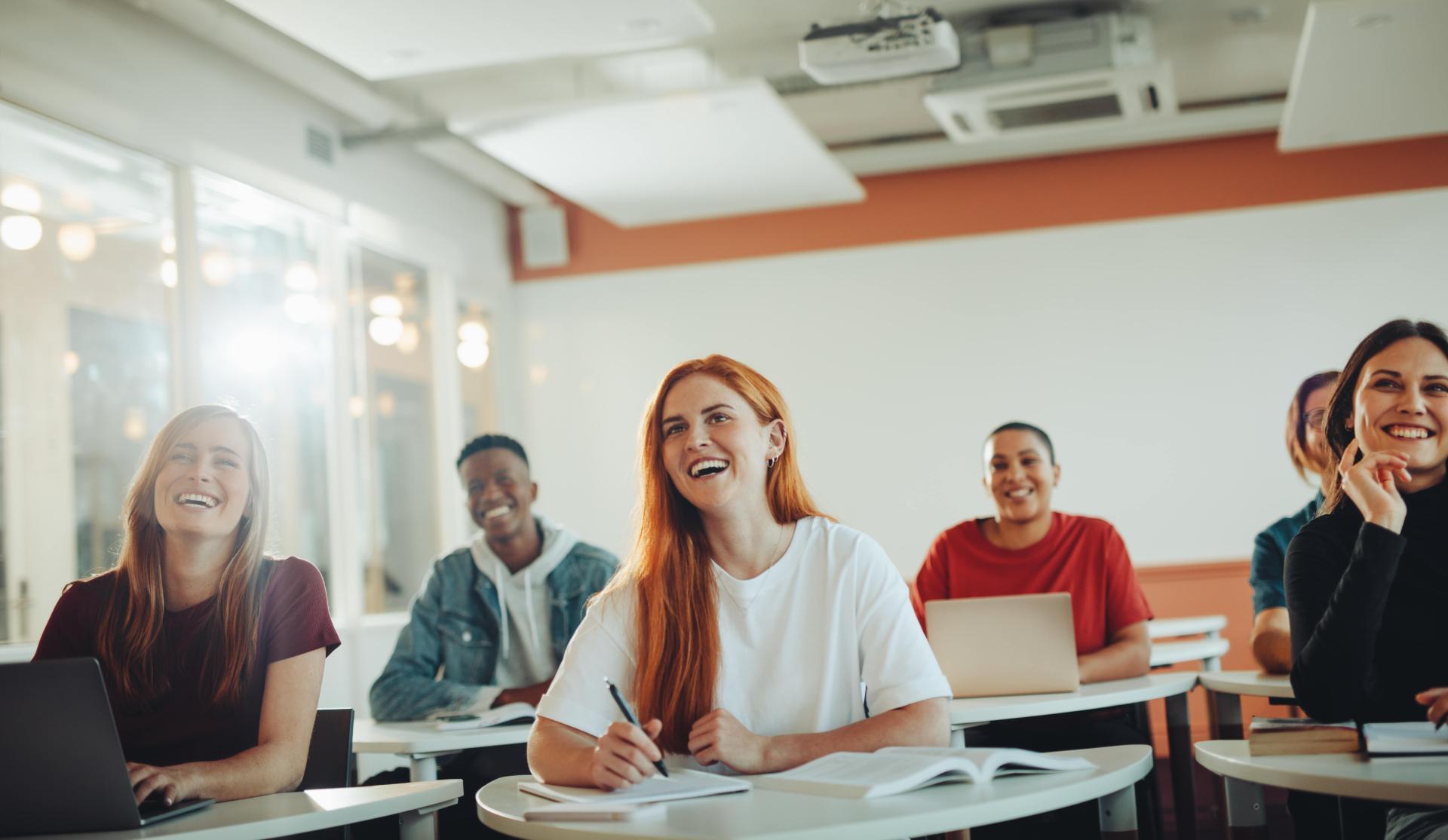 Jeunes à l'école en classe