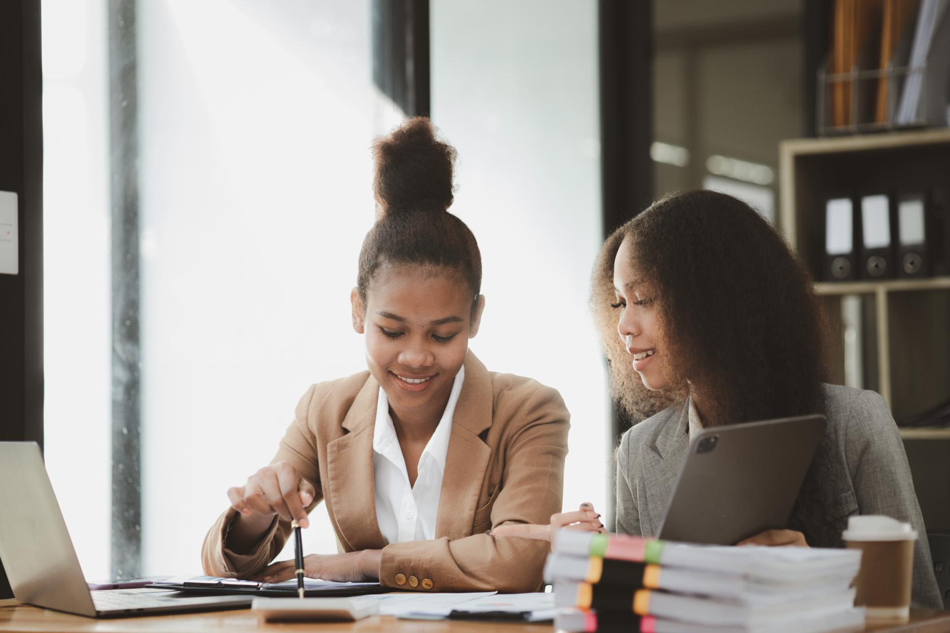 Deux personnes travaillent sur un bureau