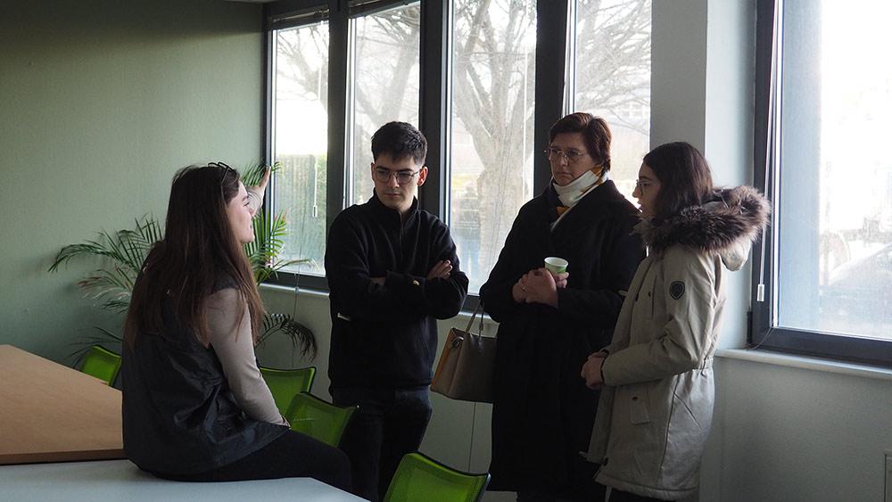 personnes qui parlent