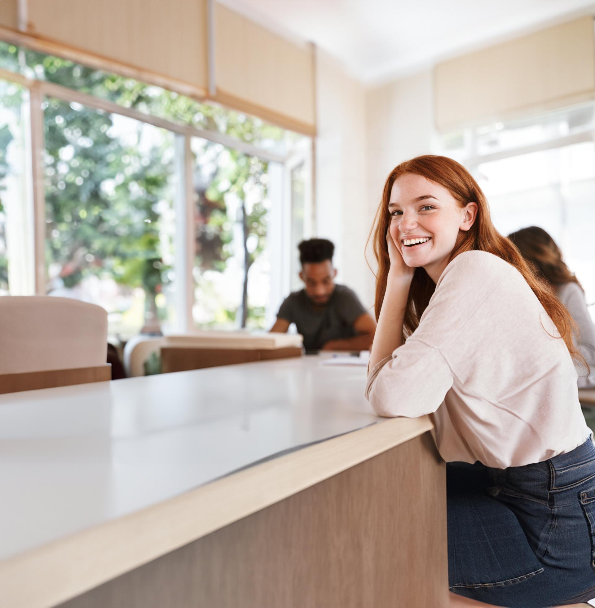 jeune fille accoudée à une table