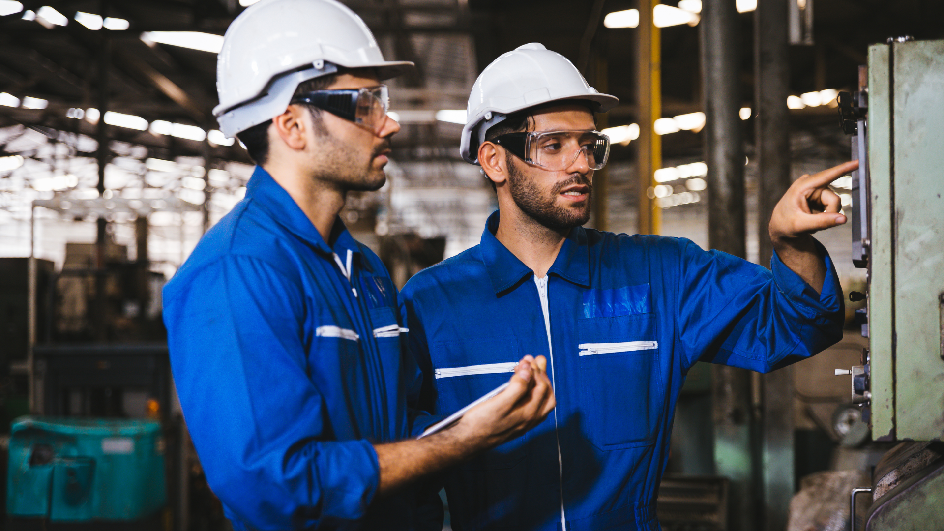 Deux personnes en maintenance