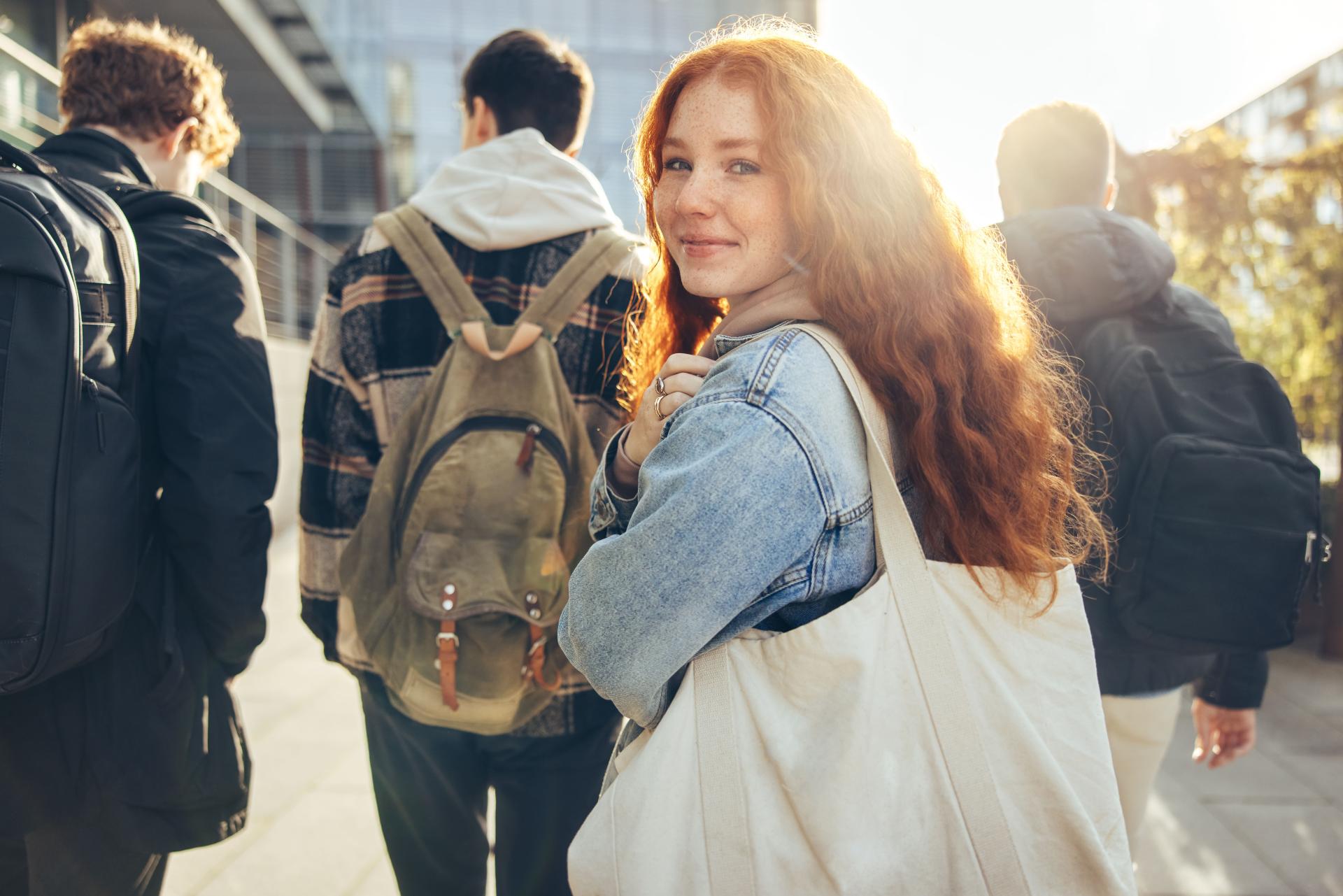 Jeune femme qui marche vers l'école