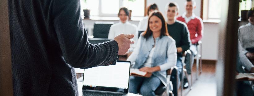 groupe de personnes en salle de classe