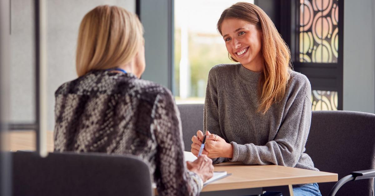 Deux femmes qui discutent