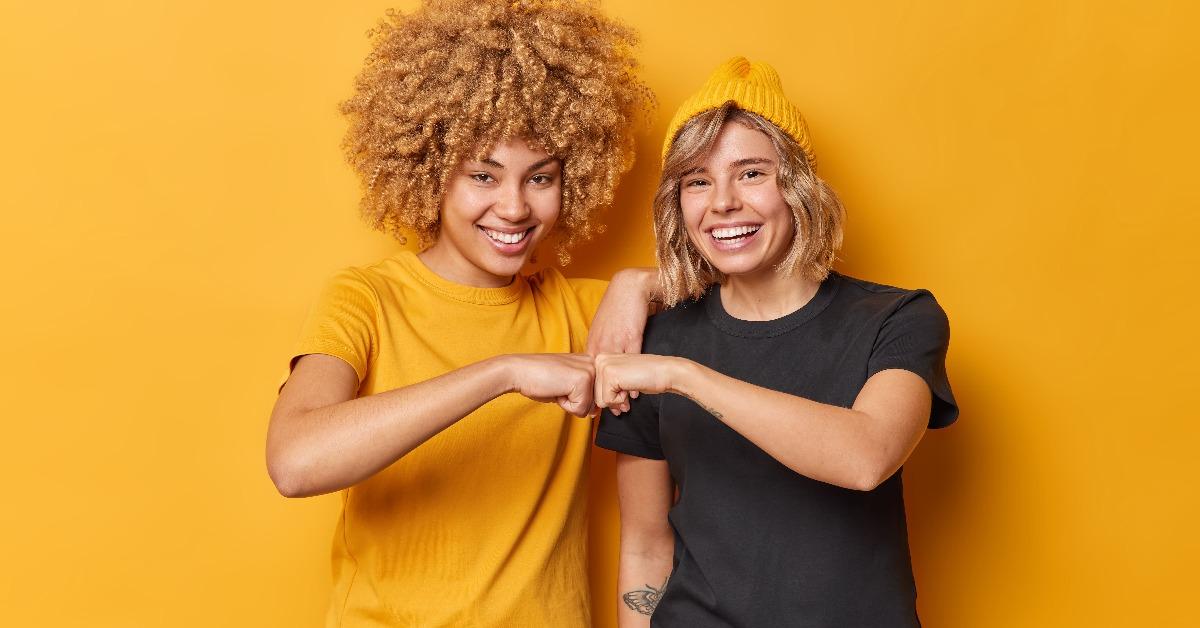 Deux femmes qui se tapent dans les mains