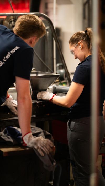 Étudiants en chaudronnerie