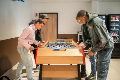 Étudiants jouant au babyfoot