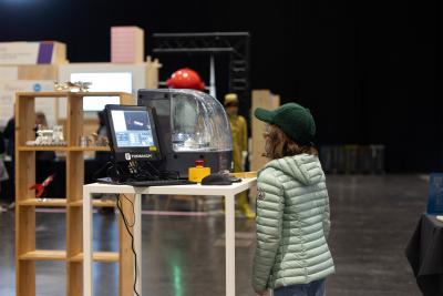 fillette devant une fraiseuse