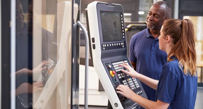 Deux personnes dans l'atelier