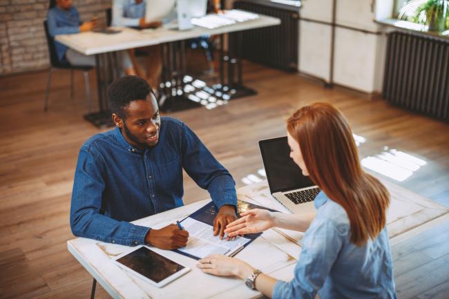 Deux personnes qui discutent