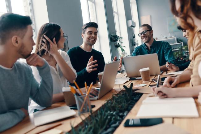 Personnes en réunion