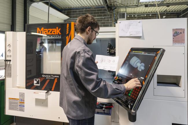 Homme devant une machine