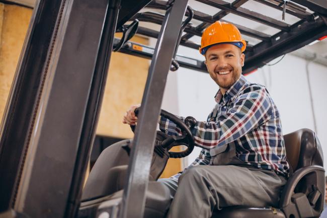 homme qui travaille en usine avec un engin de chantier