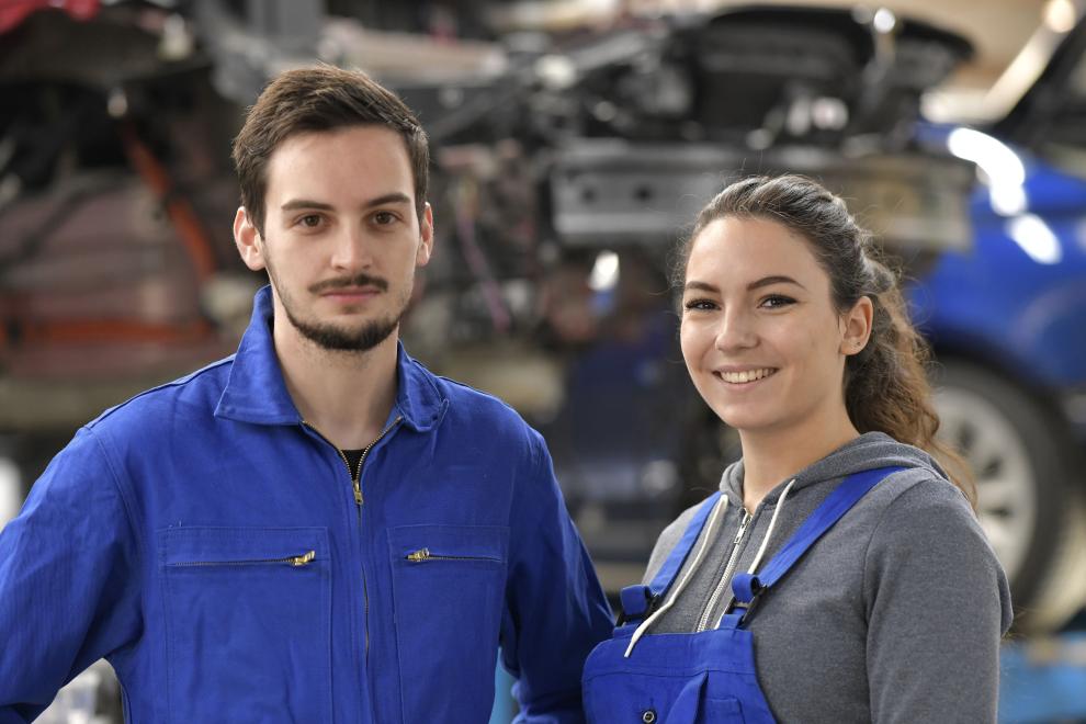 Deux jeunes en atelier