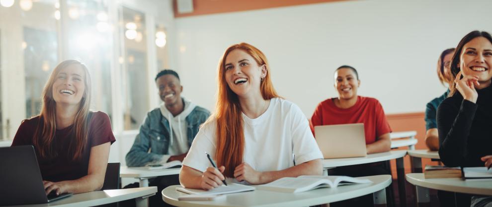 Jeunes à l'école en classe