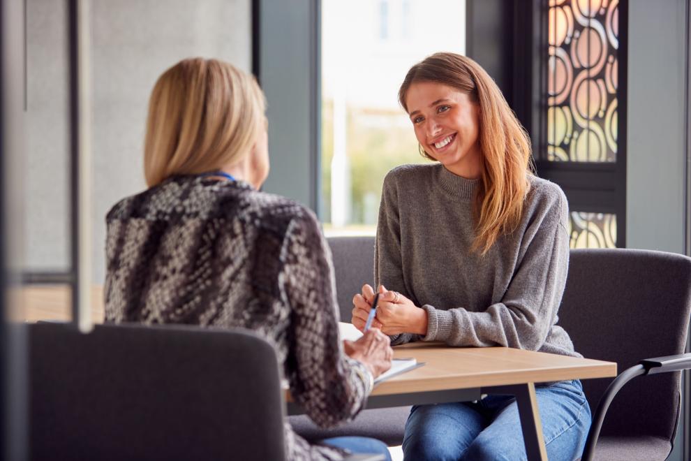 Deux femmes qui discutent