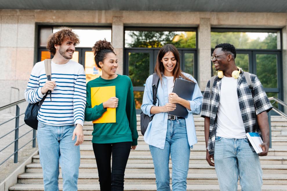 Des jeunes qui sortent d'une école