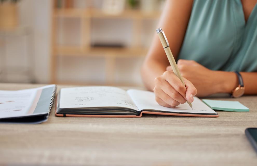 Une personne qui écrit dans un carnet