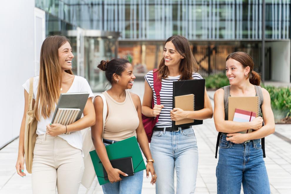 Filles qui sortent d'une école