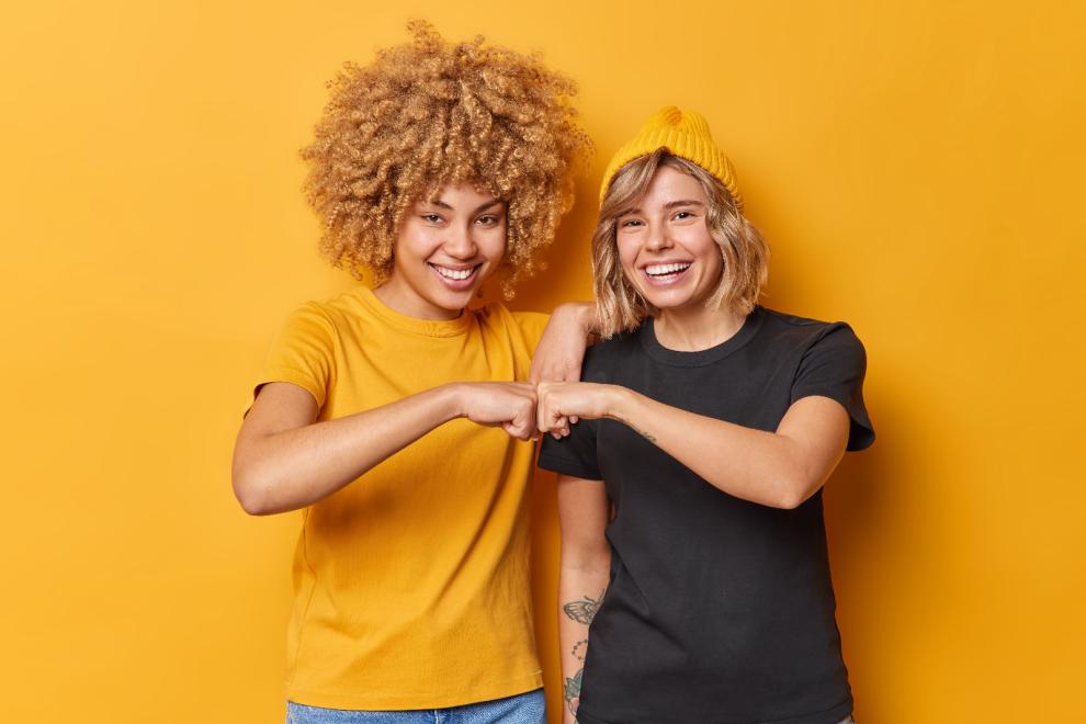 2 femmes qui se tapent dans la main