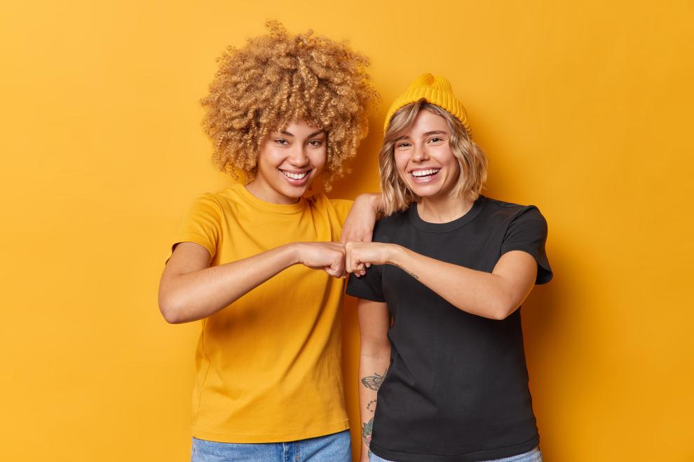Deux femmes qui se tapent dans la main