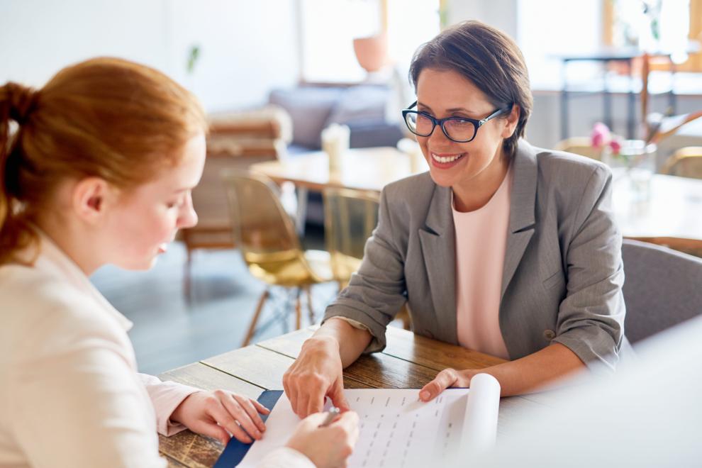 Deux femmes qui discutent du bilan de compétences