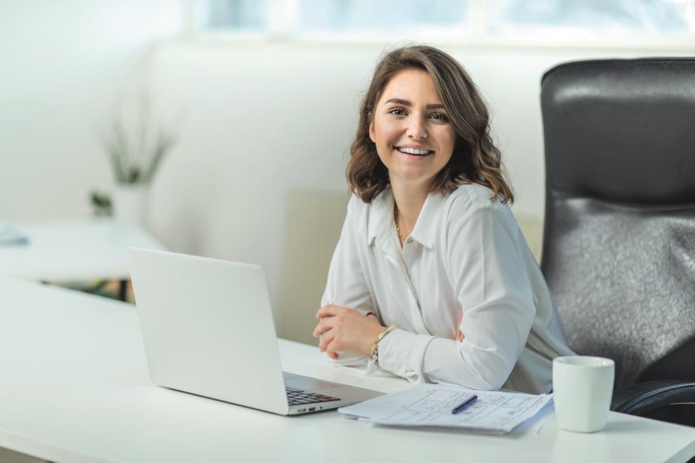 Une femme devant son ordinateur