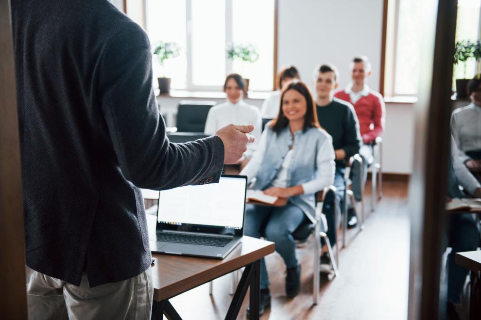 personnes dans une salle de classe en formation