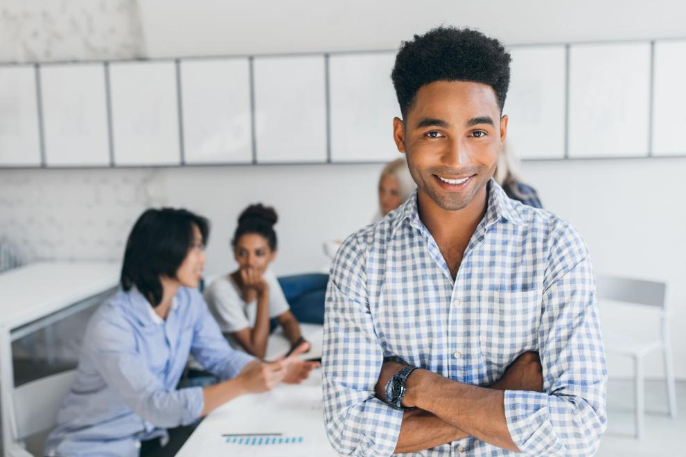 Homme heureux en réunion