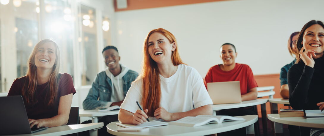 Jeunes à l'école en classe