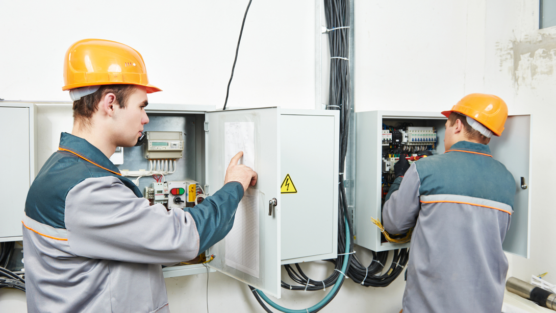 deux électriciens 